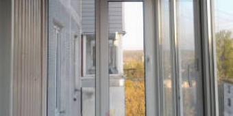 Теплое остекление балкона с обшивкой стен евровагонкой