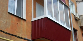 Тепло остекления балкона ПВХ с верхним расширением