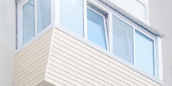 Тепло остекления балкона ПВХ с верхним расширением и внешней обшивкой профлист